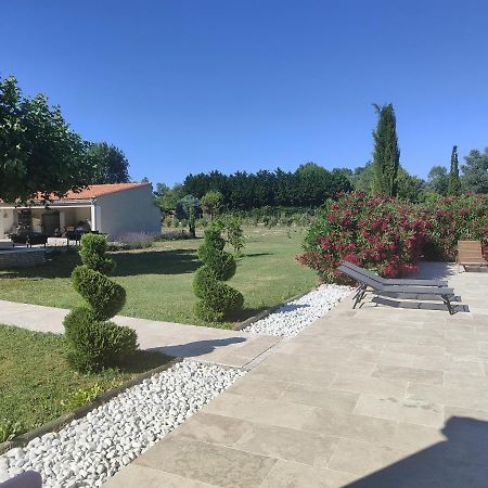 Studio Au Calme Avec Piscine Et Toutes Les Commodites Necessaires Le Thor Esterno foto