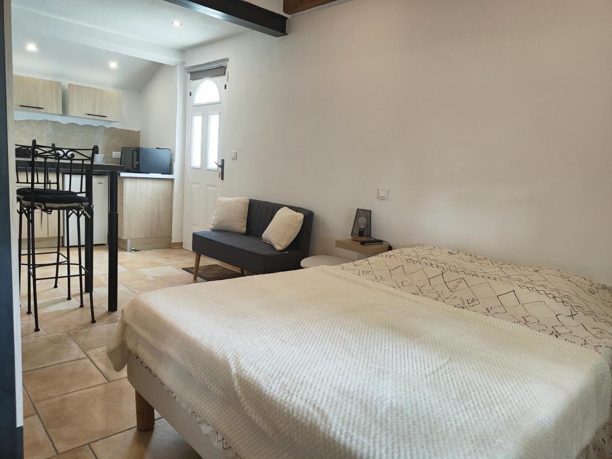 Studio Au Calme Avec Piscine Et Toutes Les Commodites Necessaires Le Thor Esterno foto